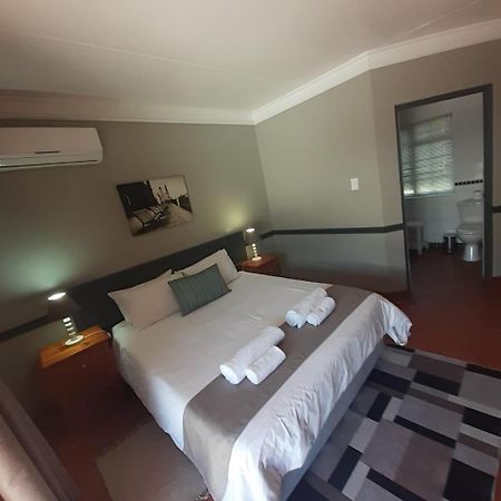 Oakwood Lodge Блоемфонтейн Екстериор снимка A room at the Protea Hotel, Polokwane