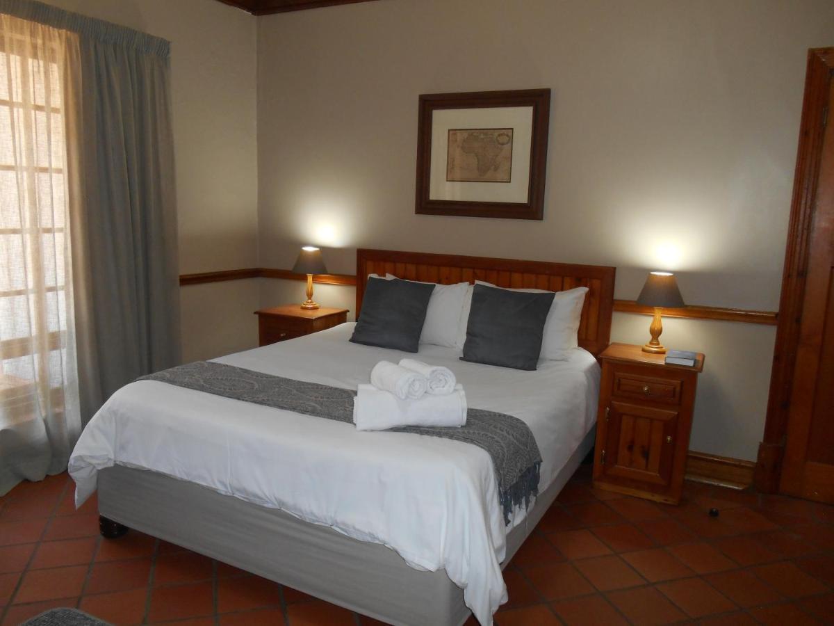 Oakwood Lodge Блоемфонтейн Екстериор снимка A bedroom at the hotel