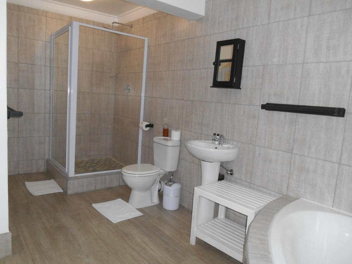 Oakwood Lodge Блоемфонтейн Екстериор снимка Bathroom with shower cubicle