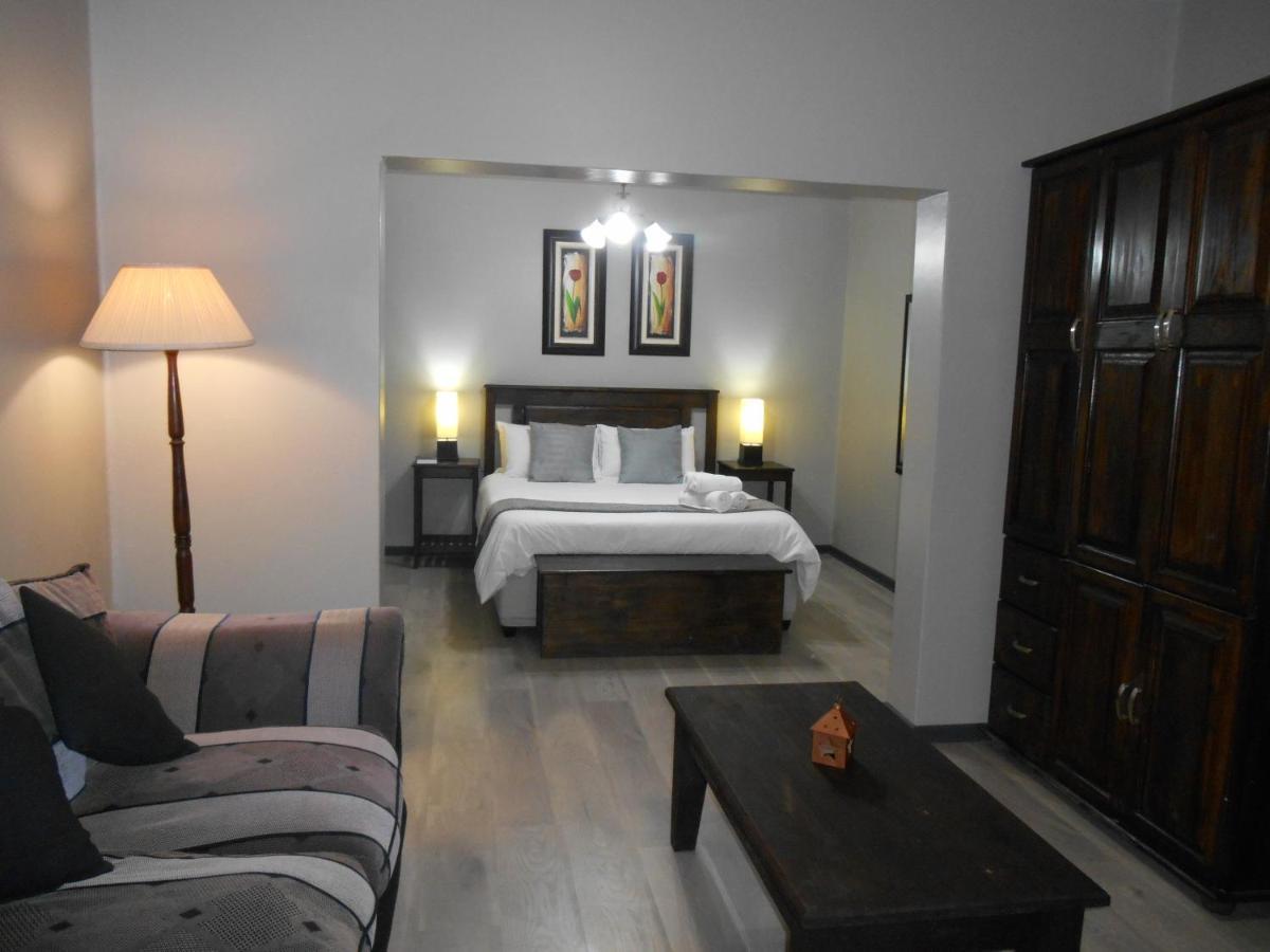 Oakwood Lodge Блоемфонтейн Екстериор снимка A bedroom in a hotel