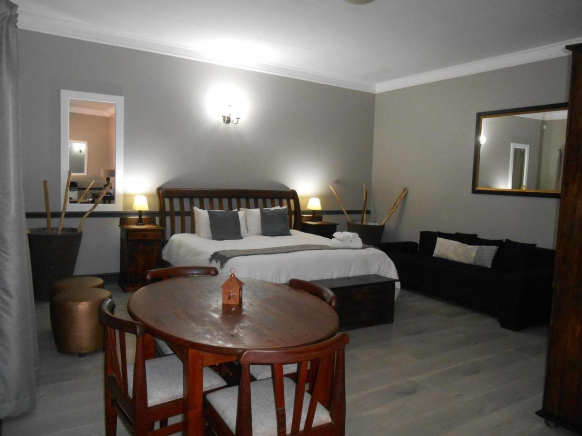 Oakwood Lodge Блоемфонтейн Екстериор снимка A bedroom in a hotel