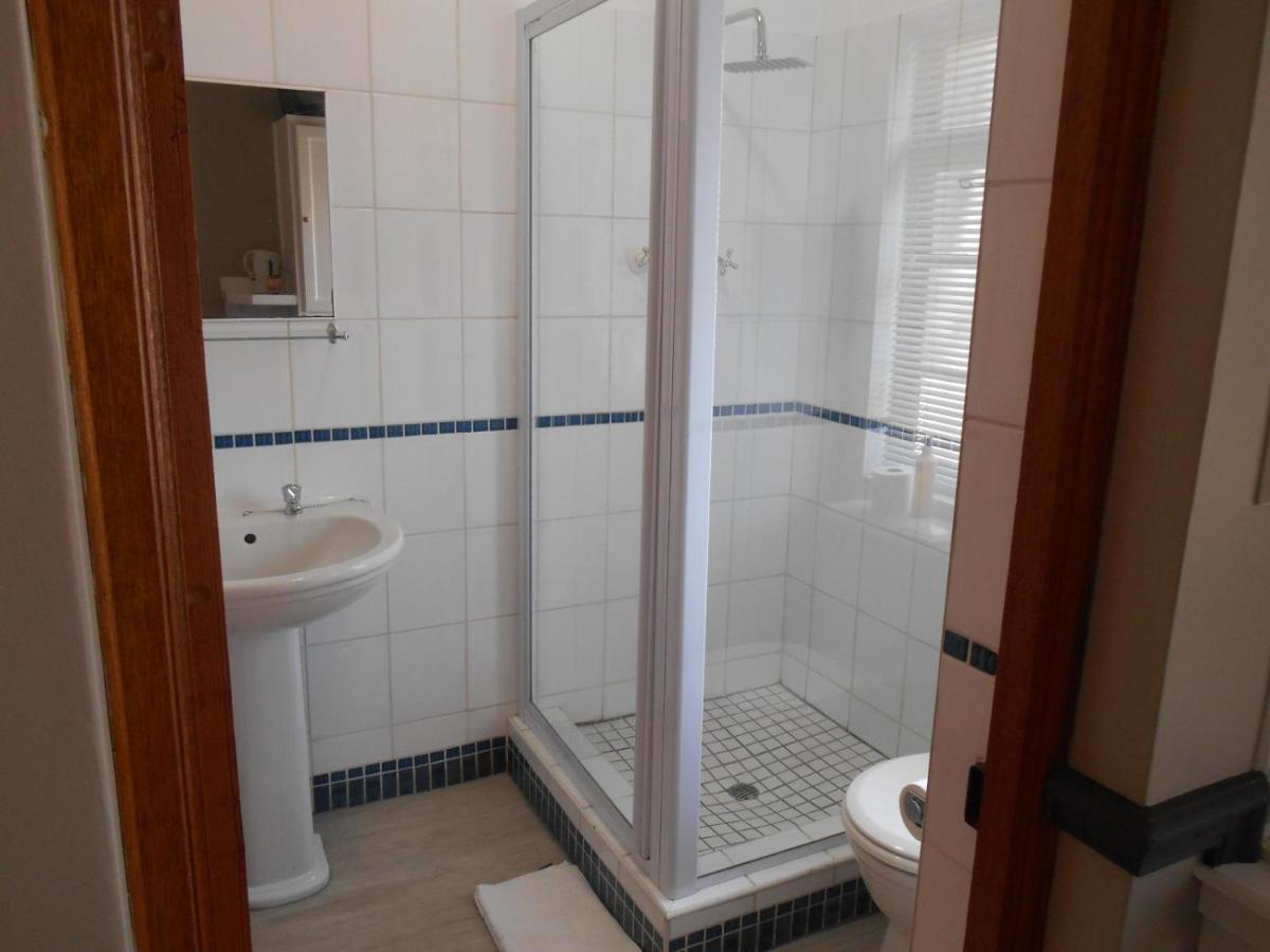 Oakwood Lodge Блоемфонтейн Екстериор снимка A shower cubicle