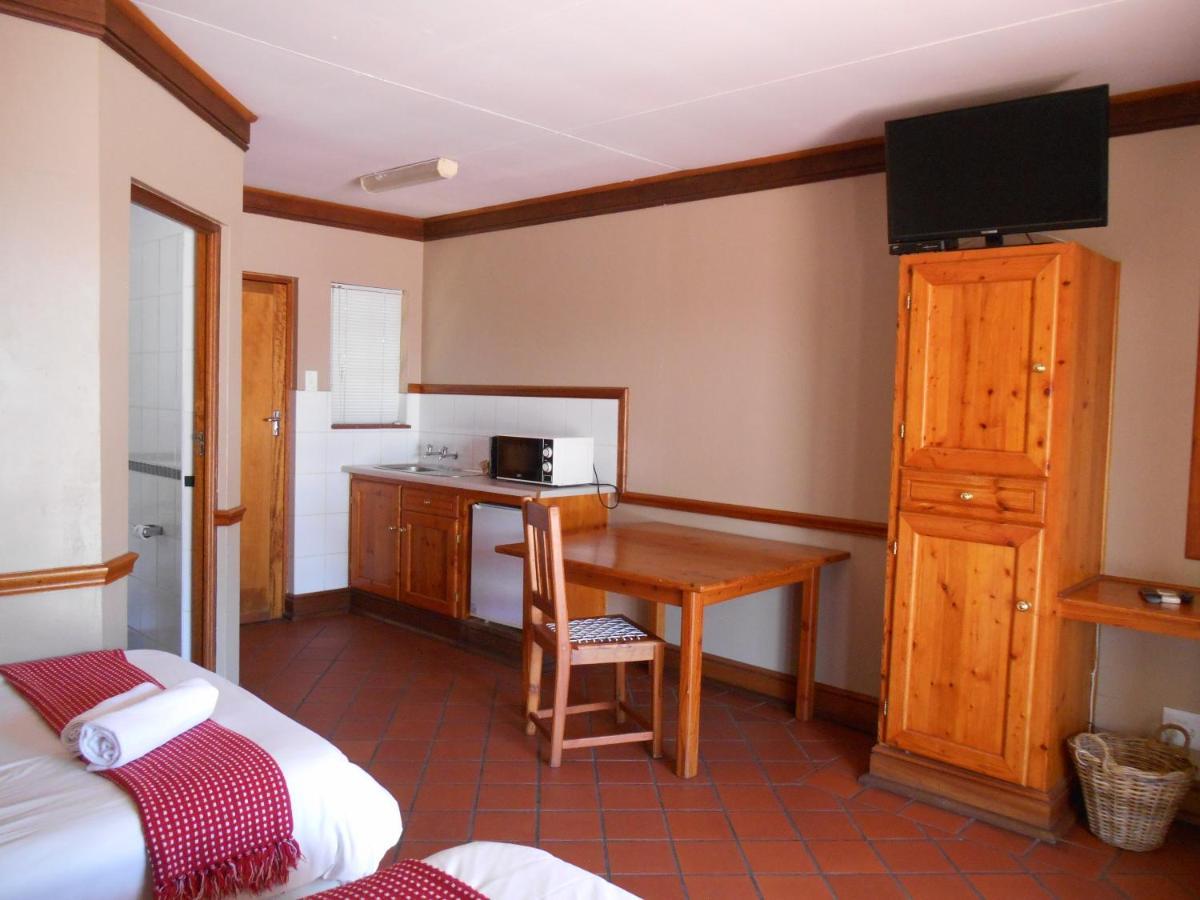Oakwood Lodge Блоемфонтейн Екстериор снимка A typical room at the hotel