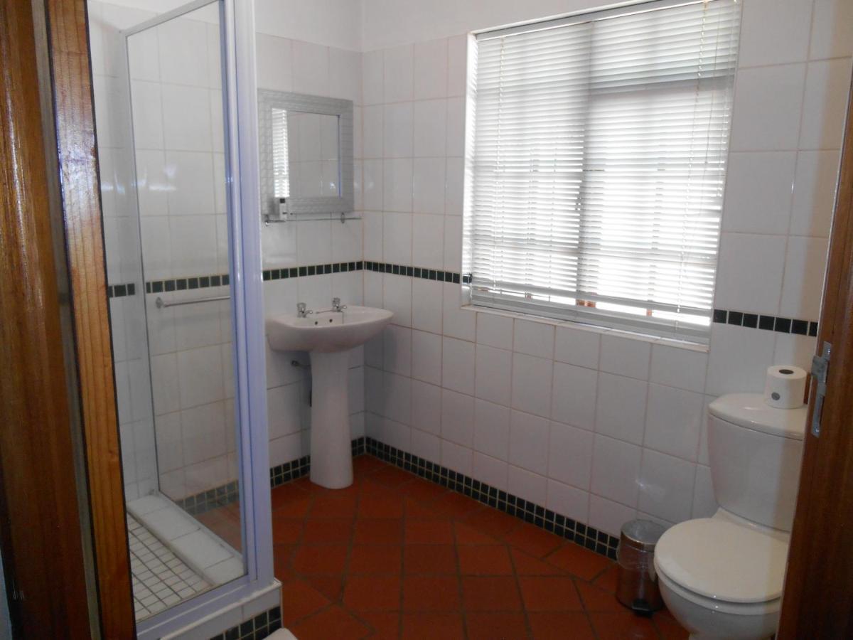 Oakwood Lodge Блоемфонтейн Екстериор снимка Bathroom