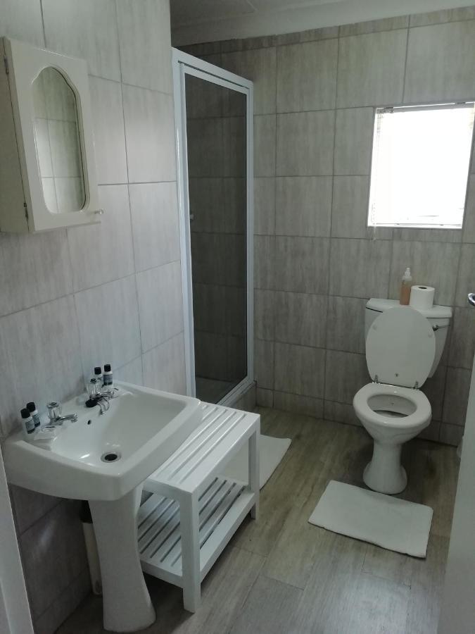 Oakwood Lodge Блоемфонтейн Екстериор снимка A modern bathroom