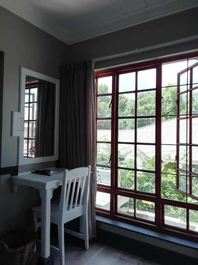 Oakwood Lodge Блоемфонтейн Екстериор снимка A window with burglar bars
