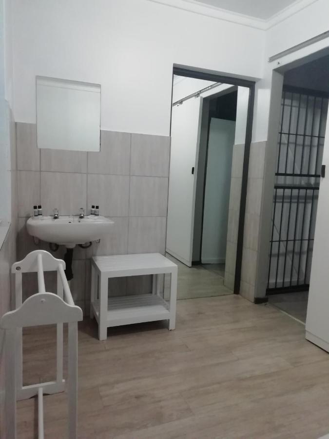 Oakwood Lodge Блоемфонтейн Екстериор снимка A cell at the prison