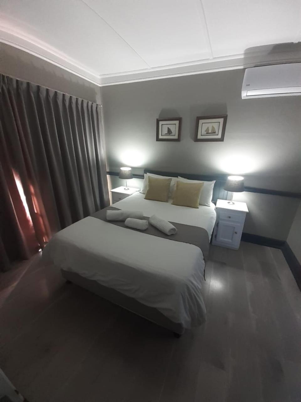Oakwood Lodge Блоемфонтейн Екстериор снимка A bedroom at the hotel