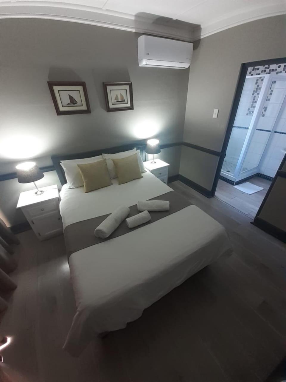 Oakwood Lodge Блоемфонтейн Екстериор снимка A room at the hotel