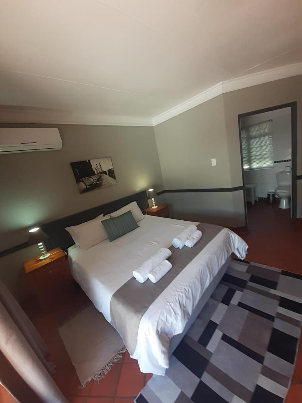 Oakwood Lodge Блоемфонтейн Екстериор снимка A room at the Protea Hotel, Polokwane