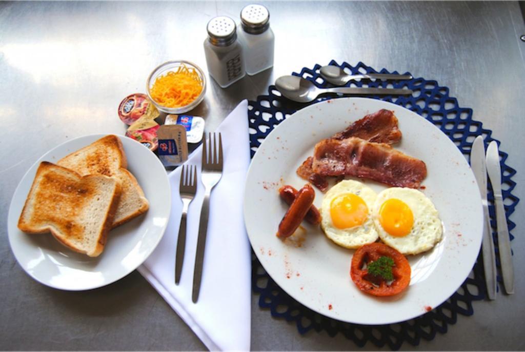 Oakwood Lodge Блоемфонтейн Екстериор снимка English breakfast
