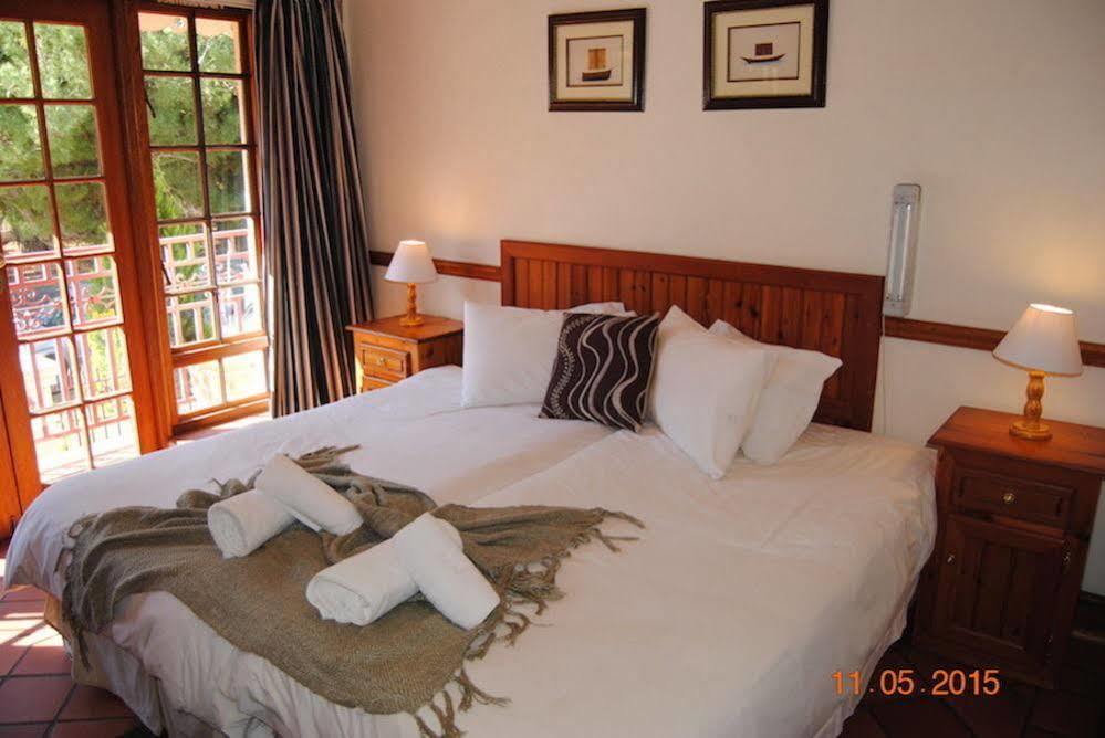 Oakwood Lodge Блоемфонтейн Екстериор снимка A bedroom at the hotel