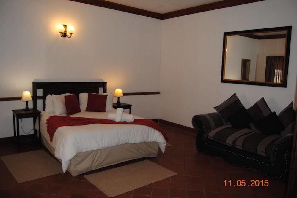 Oakwood Lodge Блоемфонтейн Екстериор снимка A bedroom at the hotel