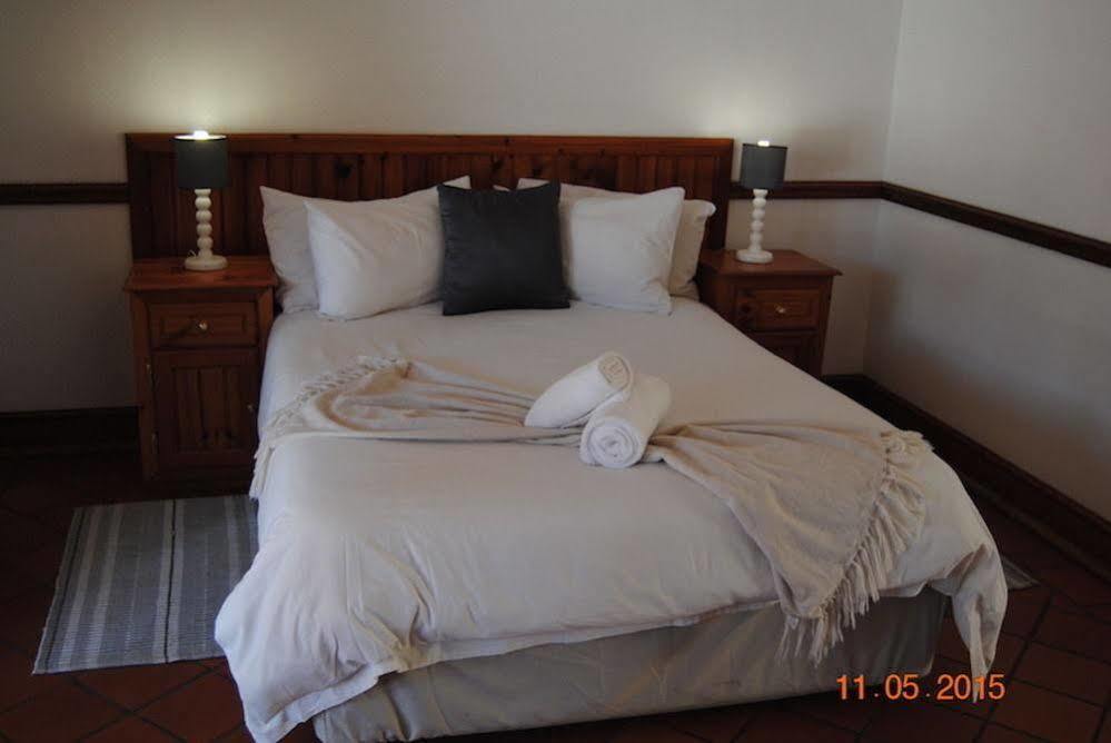 Oakwood Lodge Блоемфонтейн Екстериор снимка A bed with a throw