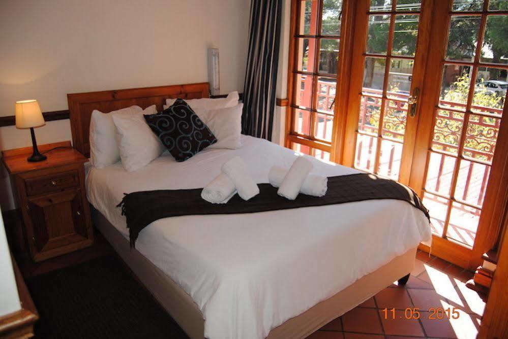 Oakwood Lodge Блоемфонтейн Екстериор снимка A guest room at the hotel