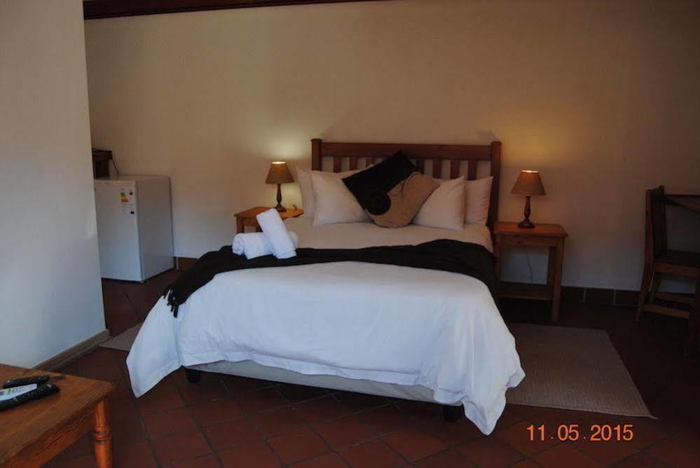 Oakwood Lodge Блоемфонтейн Екстериор снимка A bedroom at the lodge