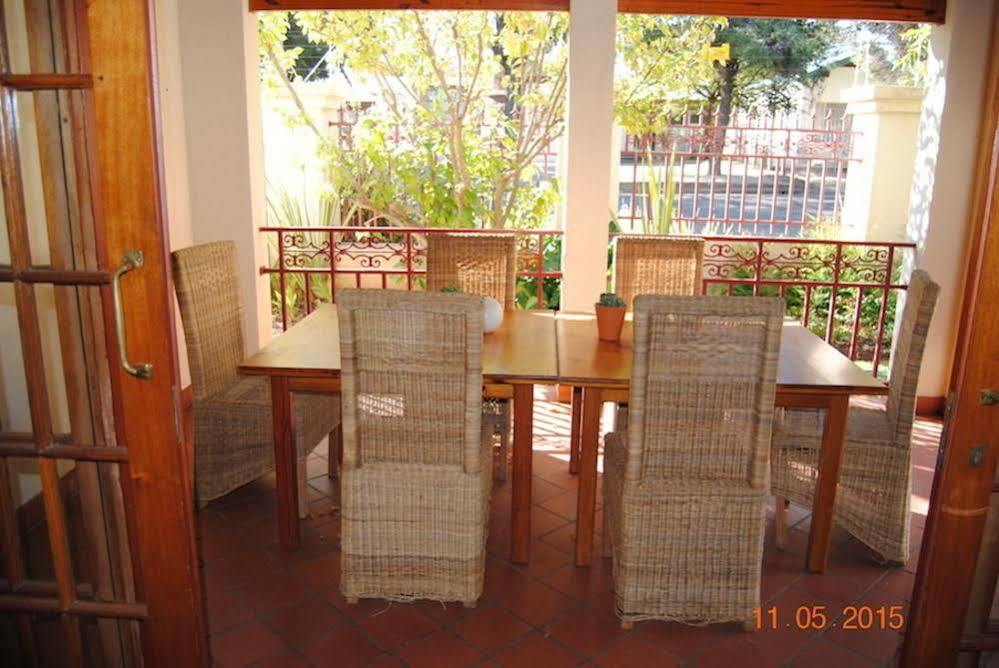 Oakwood Lodge Блоемфонтейн Екстериор снимка The dining room at the house