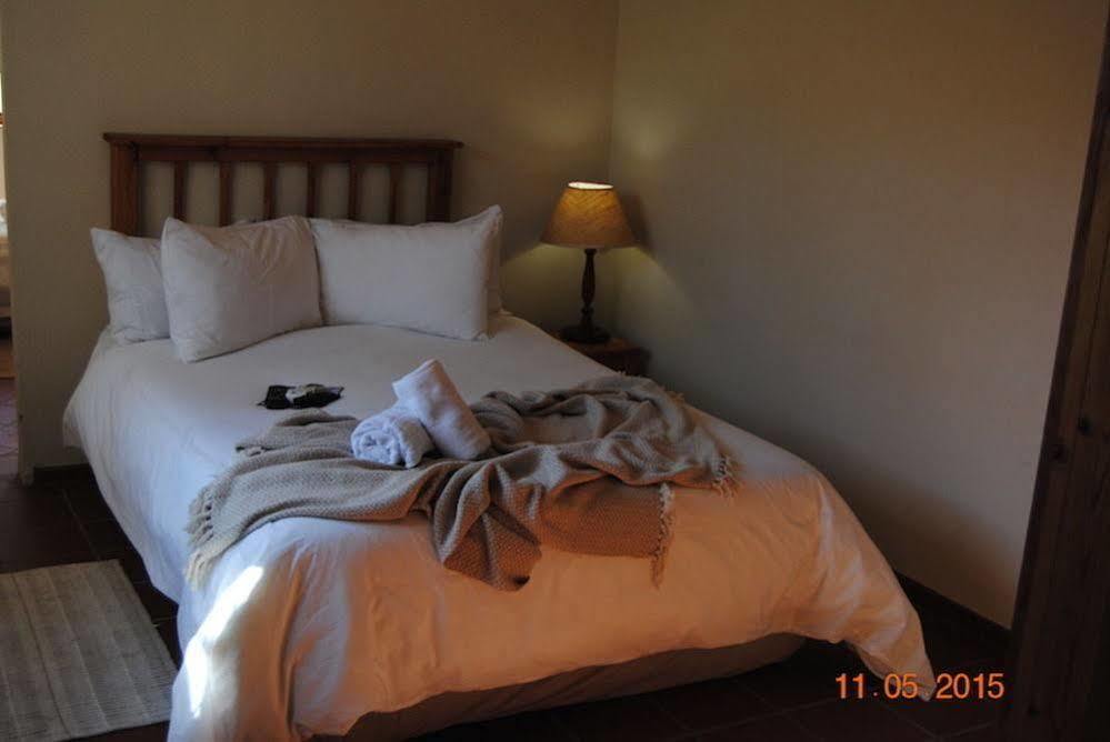 Oakwood Lodge Блоемфонтейн Екстериор снимка A bedroom at the hotel