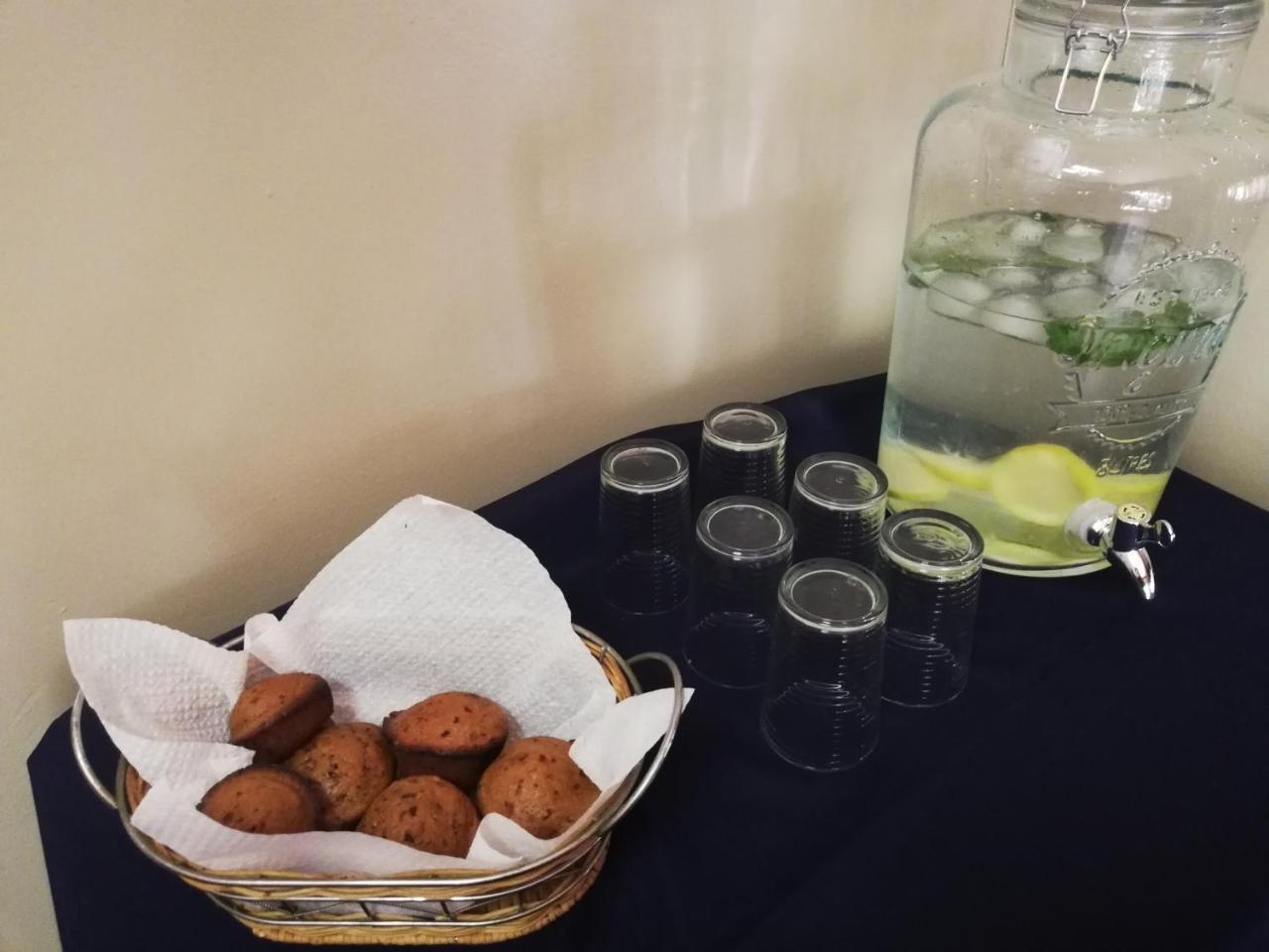Oakwood Lodge Блоемфонтейн Екстериор снимка A water dispenser with lemon and mint